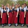 In ihrer neuen Tracht präsentierten sich die Musikerinnen der Blaskapelle Violau zusammen mit ihrer Dirigentin Marieluise Wetzstein (rechts) beim Frühjahrskonzert im Lagerhaus Unterschöneberg.
