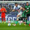 Hertha-Stürmer Haris Tabakovic (l) im Zweikampf mit Hannovers Enzo Leopold.