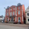 Die Alte Apotheke am Marktplatz Mering. Sie, die Markt Apotheke und die Marienapotheke schließen künftig am Mittwochnachmittag.