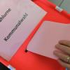 Eine Wählerin steckt ihren Stimmzettel bei einer früheren Kommunalwahl in Brandenburg in die Wahlurne.
