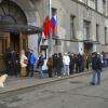 Ein Zeichen des Protests: Wähler stehen um 12 Uhr Ortszeit vor einem Moskauer Wahllokal bewusst Schlange.