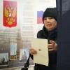 Eine Frau verlässt eine Wahlkabine in einem Wahllokal während der Präsidentschaftswahlen. Präsident Wladimir Putin hat keine ernsthaften Herausforderer.