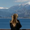 Die Aussicht genießen: Die Aussichtsplattform des Alten Hafens von Antalya mit Blick auf die schneebedeckten Berggipfel.