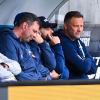 Herthas Trainer Pal Dardai (r) sitzt auf der Bank.