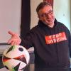 Da lacht der Fußball: Gesten- und mienenreich präsentierte Kabarettist Uwe Spinder im Vorfeld der EM sein Programm in Ichenhausen.