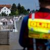 Schutzwände stehen am Ufer der hochwasserführenden Donau.