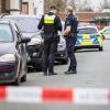 Nach dem Polizeieinsatz ist eine Straße in der Innenstadt von Nienburg in Niedersachsen vorübergehend gesperrt. Ein 46 Jahre alter Mann ist tödlich verletzt worden, eine Polizistin wurde angeschossen. 