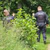 Polizisten suchen im sächsischen Döbeln nach dem vermissten Mädchen.