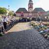 Polizistinnen und Polizisten gedenken bei der Kundgebung "Mannheim hält zusammen" ihres getöteten Kollegen.