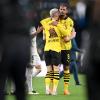 Dortmunds Sébastien Haller und Marco Reus umarmen sich nach der Niederlage.