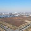 Dieses von der Nachrichtenagentur Xinhua herausgegebene Luftbild zeigt das vorgesehene Gelände für das Megafabrikprojekt des amerikanischen Autoherstellers Tesla.
