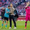 Leverkusens Trainer Xabi Alonso nimmt Florian Wirtz in den Arm.