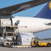 Ein Frachtflugzeug der Lufthansa Cargo wird auf dem Vorfeld vom Flughafen München entladen.