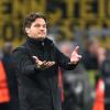 Dortmunds Trainer Edin Terzic gibt Anweisungen an der Seitenlinie.