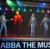 Schwedens Super-Band Abba – hier ausnahmsweise zu fünft. In einem Museum in Stockholm geht das, zur Freude von Bayerns Ministerpräsident Markus Söder.