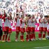 Die Spieler von München stehen nach einem Spiel bei den Fans in der in der Allianz Arena.