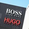 Das Logo des Modekonzerns Hugo Boss, aufgenommen an einem Outlet-Store am Firmensitz in Metzingen.