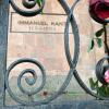 Blumen schmücken die Grabstelle von Immanuel Kant in Kaliningrad.