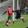 Bis zur 90. Minute hielt Deuringens Torhüter Louis Hülsmann mit Glanzparaden das 0:0 gegen die TSG Stadtbergen fest. Dann patzte der ehemalige Regionalliga-Keeper und Nicolas Klingauf (Nummer 10) brachte die Gastgeber im Ortsderby auf die Siegerstraße. Foto: Oliver Reiser