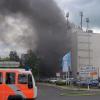 Rauch verhüllt ein Gebäude in Berlin-Lichtenfelde. Bei einem Großbrand in einer Firma für Metalltechnik hat sich am Freitag eine riesige Rauchwolke über dem Westen der Stadt gebildet.