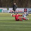 Seine Probleme mit Rückpässen hatte Meitingens Torhüter Niklas Schmitt (rechts). Hier beim Sitzfußball mit Hollenbachs Jonas Ruisinger Foto: Karin Tautz