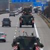 Fahrzeuge der Bundeswehr rollen im dichten Verkehr über die Autobahn A2. Bilder wie dieses wird es in den nächsten Tagen und Wochen öfter zu sehen geben.