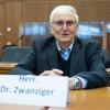 Theo Zwanziger sitzt auf der Anklagebank im Landgericht in Frankfurt.