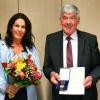 Die Verdienstmedaille des Verdienstordens der Bundesrepublik hat Norbert Schön im Oktober 2022 erhalten. Das Foto zeigt ihn zusammen mit seiner Tochter Alexandra Krass, die am selben Tag wie der Altbürgermeister Geburtstag feiert. 