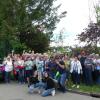 Die Cocktail-Walk-Gruppe bei einem Halt auf ihrem Spaziergang durch Altenstadt.