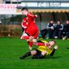 Nicht zu stoppen: Julian Meier vom FC Illdorf kann in dieser Szene Markus Habersetzer nicht aufhalten. Am Ende gewann der SC Rohrenfels mit 2:0. Foto: Daniel Worsch 