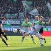 Gino Fechner (l) vom SV Wehen Wiesbaden zieht ab. Hannovers Marcel Halstenberg (r) versucht den Ball zu blocken.