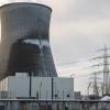 Auf dem Gelände des früheren Kernkraftwerks steht vor dem Kühlturm des Blocks C eine Halle, in der Atommüll gelagert ist.