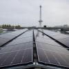 Solarpanels sind vor einem Pressetermin zum Bau von Berlins größter Photovoltaik-Anlage der Stadtwerke und Messe auf dem Dach der Messe Berlin vor dem Funkturm zu sehen.