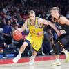 Basketball: BBL-Pokal, Alba Berlin - ratiopharm Ulm, Final Four, Halbfinale, BMW Park. Der Berliner Matt Thomas (l) und der Ulmer Thomas Klepeisz in Aktion.