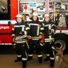 Das Social Media-Team der FF Göggingen präsentiert sich vor einem der Einsatzfahrzeuge in der Feuerwache in. Auf dem Bild sind Antoine Rion, Florian Ludl, Luis Nuscheler (von links)