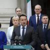 Leo Varadkar (am Mikrofon) hat angekündigt, dass er als irischer Regierungschef (Taoiseach) und als Vorsitzender der Partei Fine Gael zurücktreten wird. 