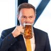 Der FDP-Bundesvorsitzende Christian Lindner trinkt beim Politischen Aschermittwoch der Liberalen ein Bier. 