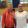 Roland Neumeyer, Abteilungsleiter Handball beim TSV Landsberg (links), präsentiert den neuen Damentrainer Amer Becirhodzic.