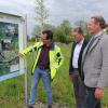 Eine Tafel zeigt, wo und wie sich Günz und Mühlkanal in Babenhausen verändert haben. Im Bild (von links): Karl Schindele, Leiter des Wasserwirtschaftsamts Kempten, Bürgermeister Otto Göppel und Walter Miller von den Günzfischern.