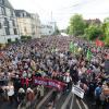 In Dresden nehmen mehrere hundert Menschen an einer Kundgebung anlässlich eines Angriffs auf Matthias Ecke teil. Ein 17-Jähriger hat sich der Polizei gestellt.