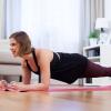 Frauen können auch nach der Geburt mit angepassten Übungen wie Planks ihre Bauchmuskeln stärken.