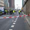 Polizisten stehen an einer Unfallstelle in der Leipziger Straße.