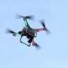 Eine mit einer Kamera bestückte Drohne fliegt am 06.01.2015 in Garmisch-Partenkirchen (Bayern) am Himmel.