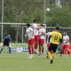 Über die Mauer, aber auch über Thannhausens Tor geht dieser Freistoß von Manuel Kasakowski (11) – am Ende stand es 0:4 gegen den gastgebenden FC Lauingen. 