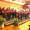 Beim Jahreskonzert des Gesangvereins Liederkranz Pfaffenhofen unter dem Motto "Europareise" schwenkte der gemischte Chor unter Leitung von Marianne Altstetter fleißig Europafahnen.