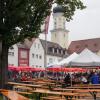 Unter Schirmen und in kleinen Zelten: Trotz des anhaltenden Regens wurde in Kühbach am Samstagabend das Marktfest gefeiert.