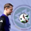 Nationaltorwart Manuel Neuer nimmt am Training teil.