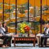 Markus Söder, (l, CSU) Ministerpräsident von Bayern, und Wang Xiaohui (r), Parteisekretär der Kommunistischen Partei, unterhalten sich.