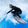 Tim Elter, Surfer, surft vor der Eröffnung von Deutschlands erstem Surfpark während einer Pressekonferenz auf der Anlage der O2 Surftown.