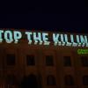 Zum Zweiten Jahrestag des Beginns des Ukraine-Krieges projiziert Greenpeace den Satz „Stop the killing!“ an die Fassade der russischen Botschaft in Berlin.